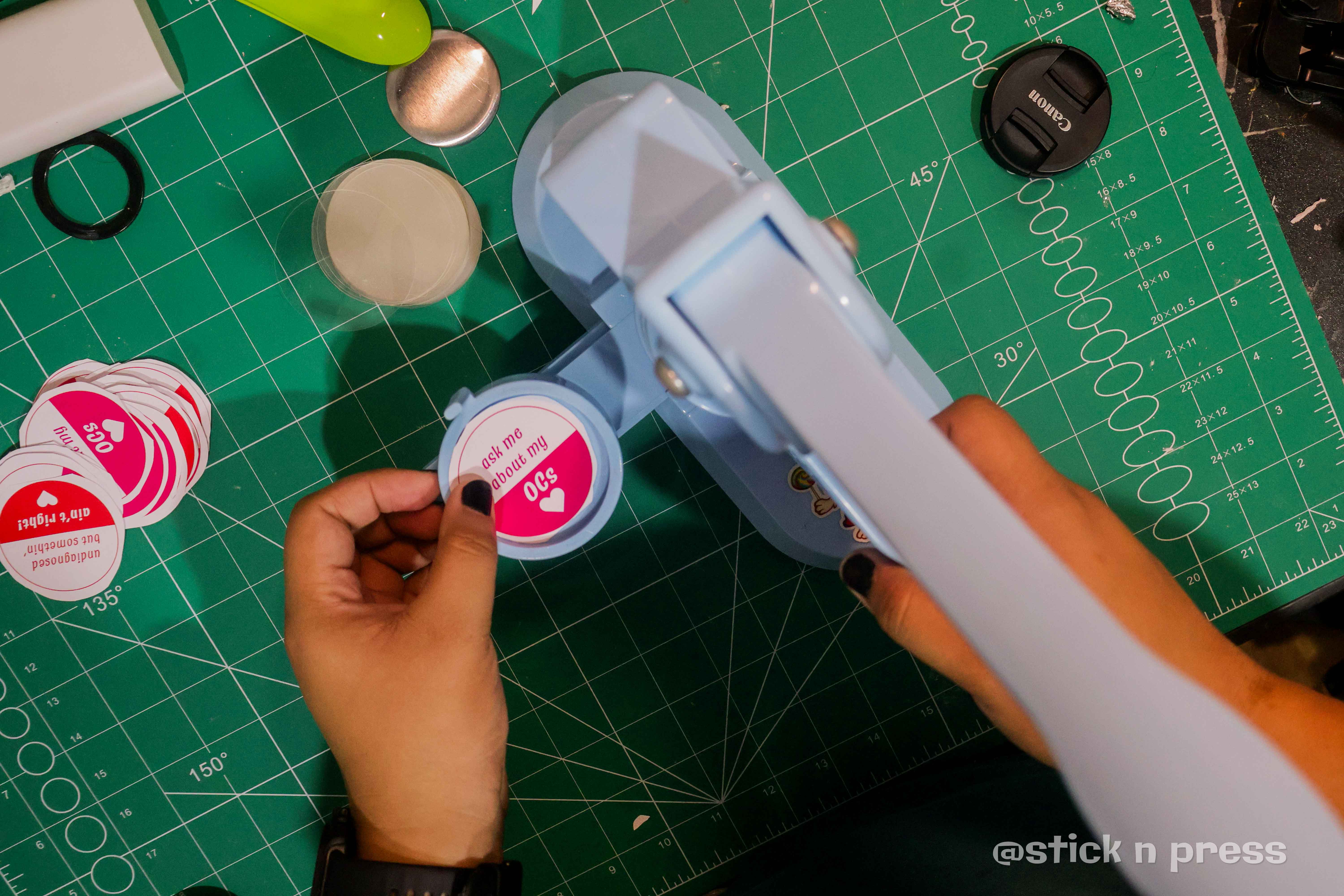 Step 1: place the printed design into the front die of the button pin machine