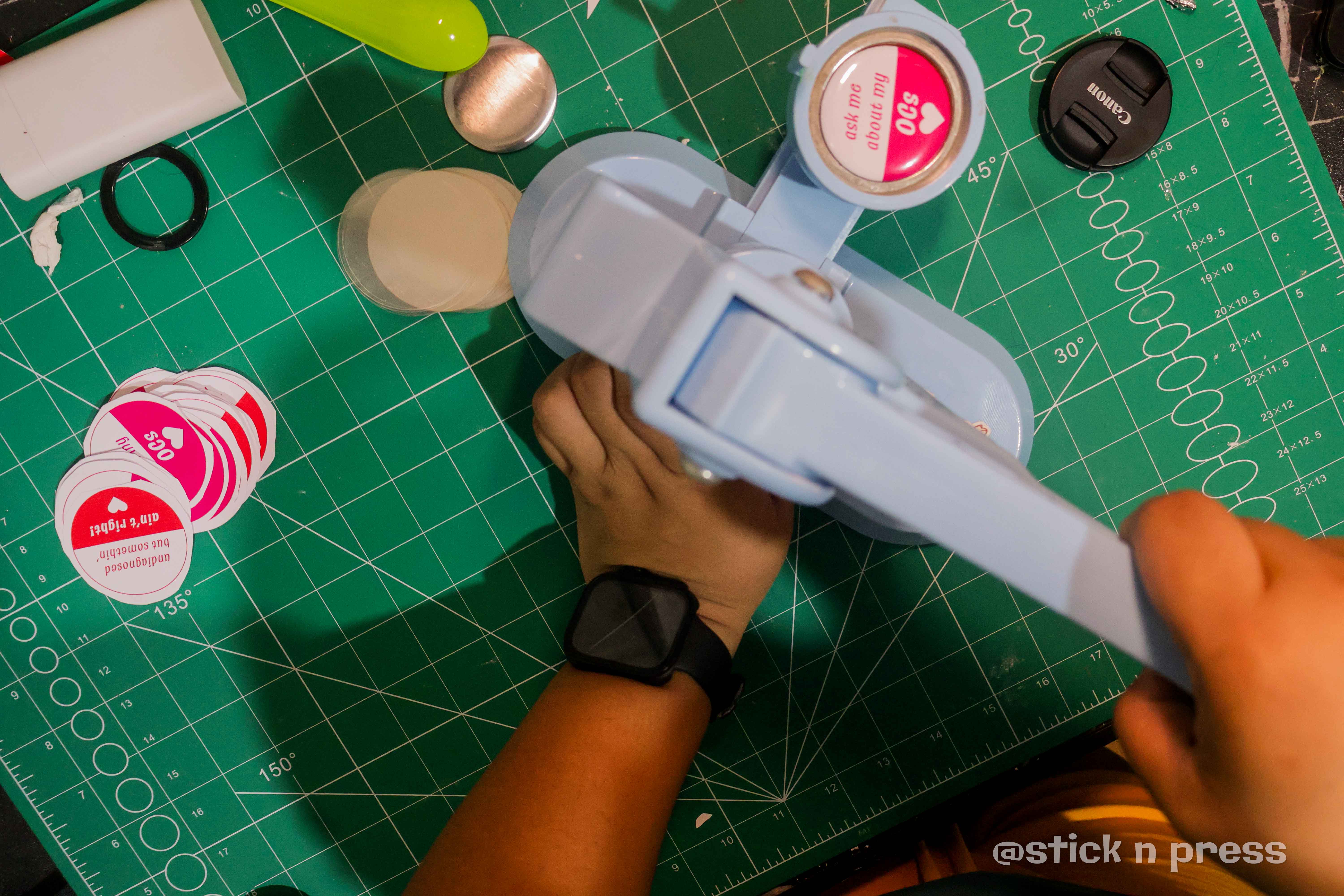 Step 2: press the handle down to secure the paper and metal shell