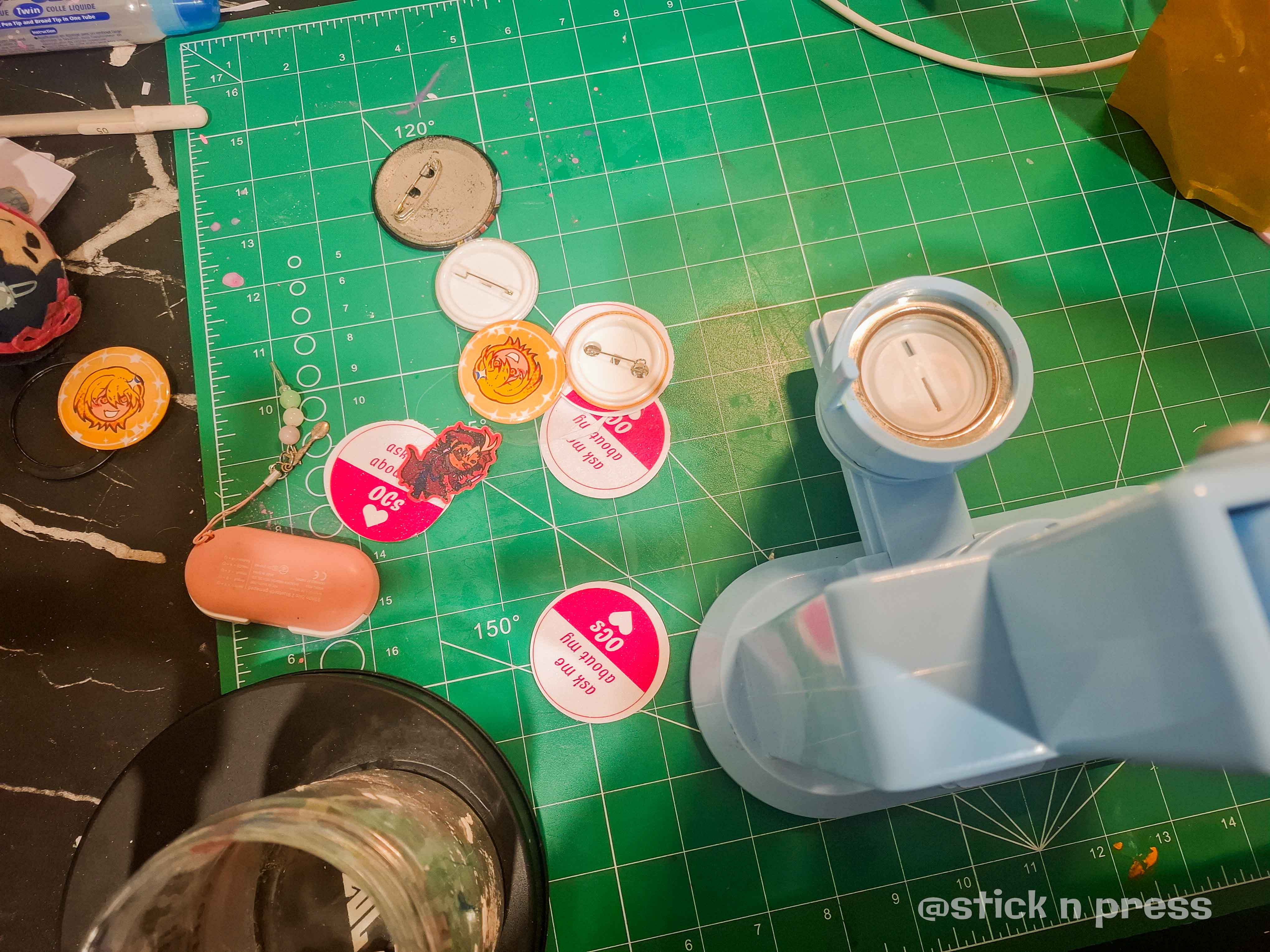 Step 3: rotate the die and prepare the back pin piece for assembly